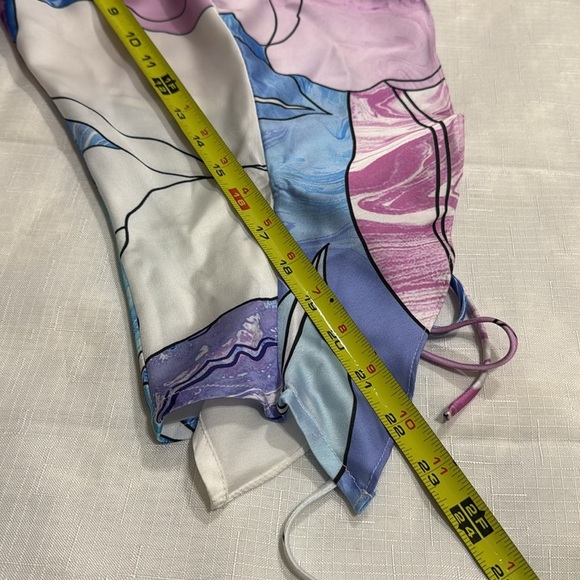 (A5) GUESS BY MARCIANO FLORAL FLOWY BLOUSE
WITH OPEN SHOULDERS
SIZE M, satin - Picture 7 of 16